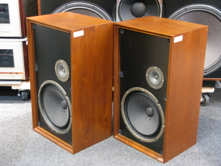 Illustration for article titled I rescued an old pair of speakers that were about to be thrown out